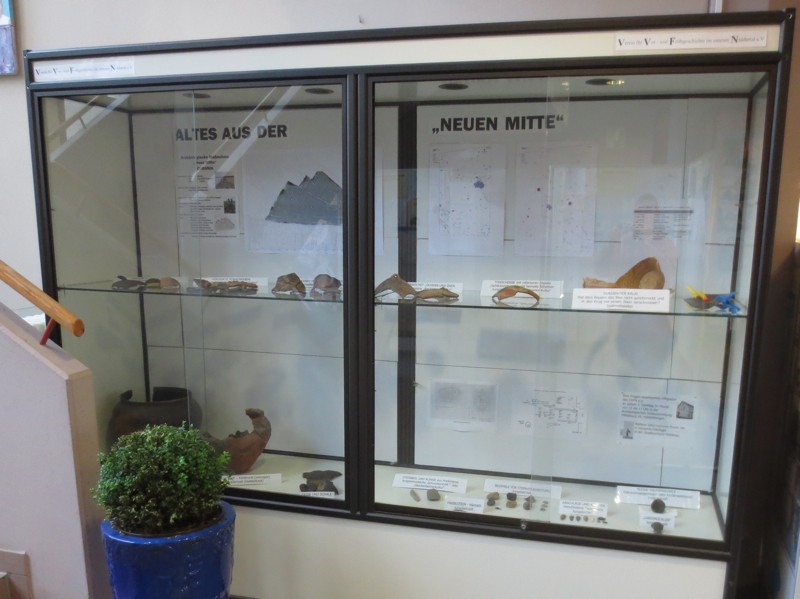 Altes aus der neuen Mitte in der Nidderauer Rathausvitrine