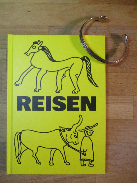 Buch und Armreif im Bundle